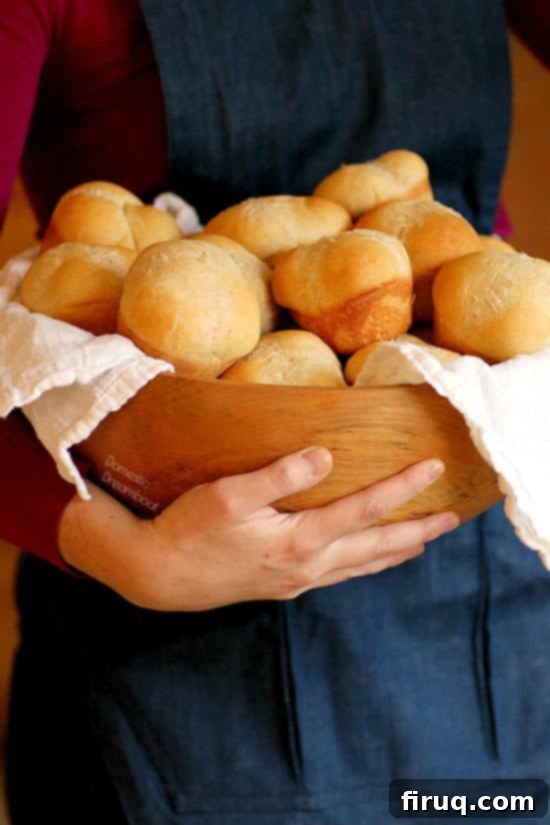 Fluffy Homemade Dinner Rolls Homemade Dinner Rolls - Domestic Dreamboat #buns #rolls #bread