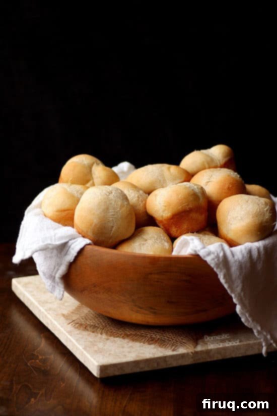 Soft and Fluffy Dinner Rolls Homemade Dinner Rolls - Domestic Dreamboat #buns #rolls #bread