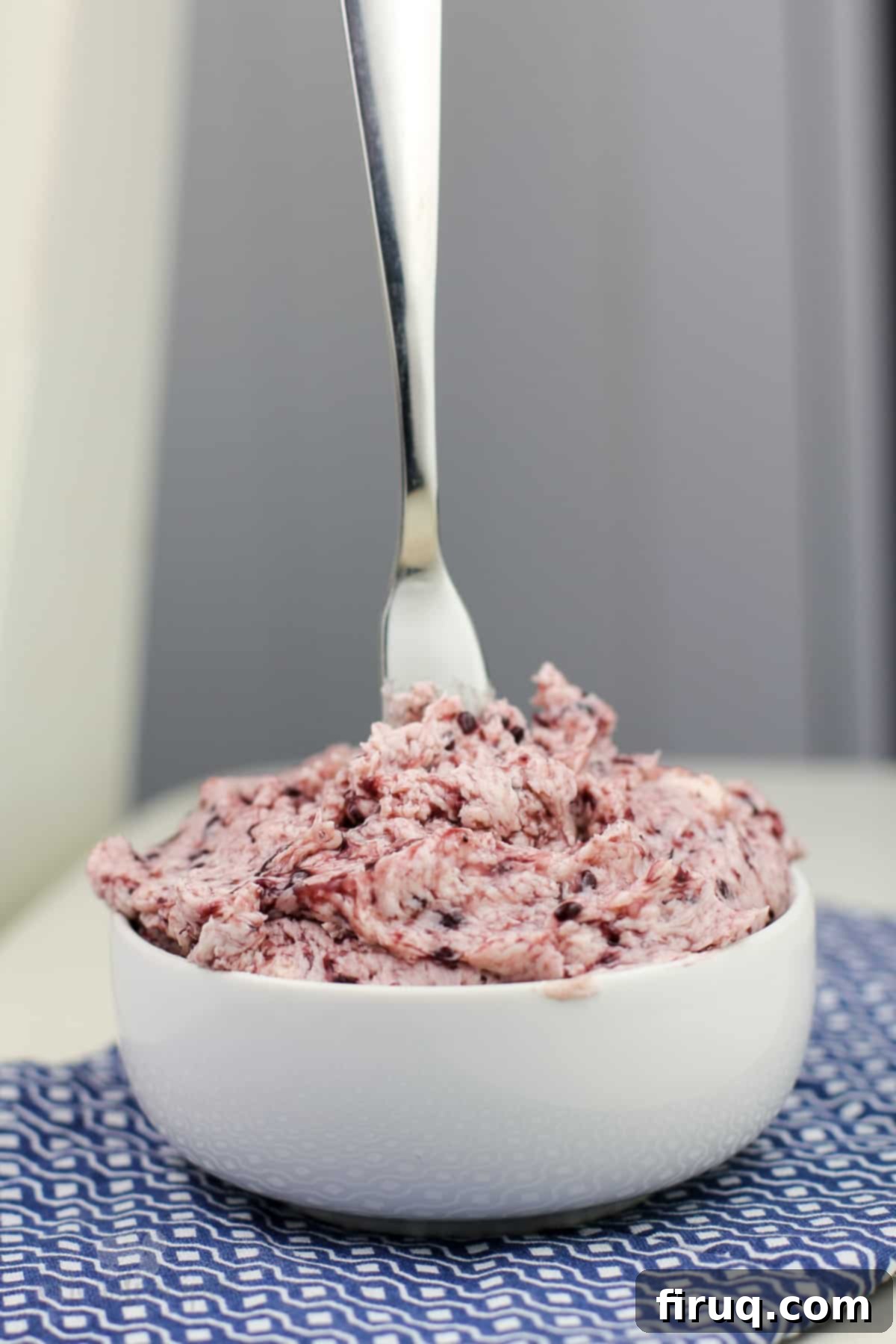Luscious Blackberry Butter 5 A bowl of creamy blackberry butter surrounded by fresh blackberries and a small wooden spreader